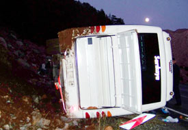 Turistleri taşıyan otobüs devrildi