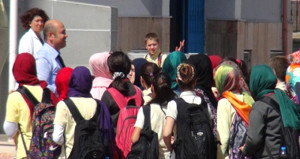 Okul duvarından atlamak isterken koluna demir saplandı