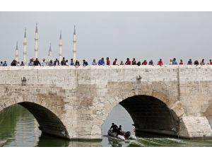 Adana'da nehre atlayan genç kız kurtarıldı