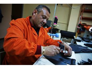 Cezaevi atölyesinde moda ayakkabılar üretiliyor