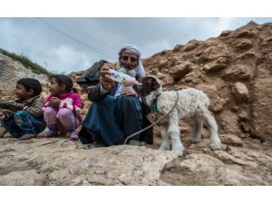 Şehit oğlunun üniformasıyla dua ediyor