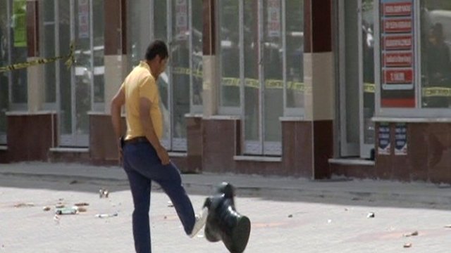 Konya'da bir kişi şüpheli pakete önce taş attı sonra tekmeledi