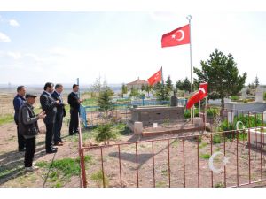 Şehit polisin kabrini ve ailesini ziyaret ettiler