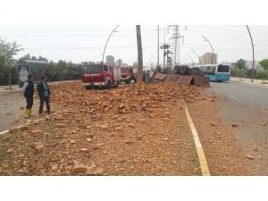 Mersin'de tuğla yüklü kamyon devrildi: 1 ölü, 2 yaralı