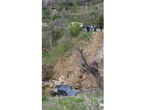 Karaman'da hafif ticari araç dereye yuvarlandı: 6 yaralı