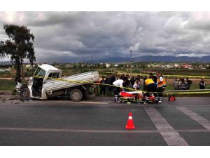Antalya'da kamyonet kamyona çarptı: 1 ölü