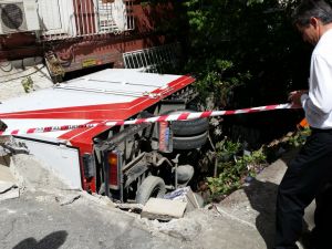Freni boşalan kamyonet, apartman boşluğuna düştü