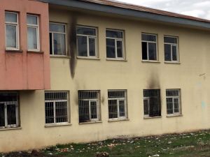 Teröristin okula saldırı anı kameraya yansıdı