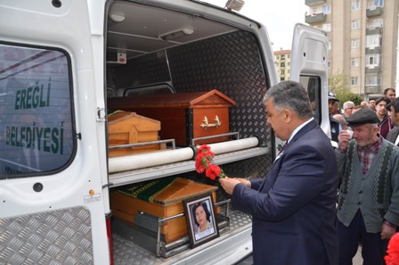 Annesiyle birlikte ölen kadın için tören