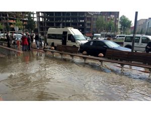 Batman'da bir binaya yıldırım isabet etti