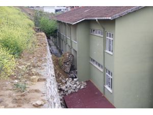 Yıkılan istinat duvarı huzurevi binasına hasar verdi