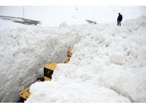 Karayoluna düşen çığ araçları mahsur bıraktı