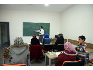 Şarkışla'da Suriyeliler için okuma yazma kursu açıldı