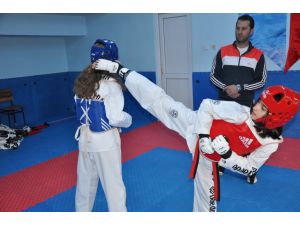 Şampiyon tekvandocunun hayali ailesine ev almak