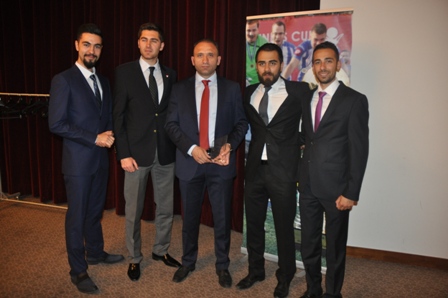 Deniz Çoban gençlerle birlikte