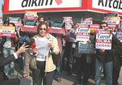 Başbuğ'a: "Bi kere O ELİNİ İNDİR"