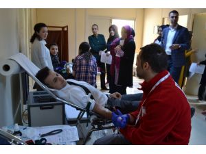 Sağlık çalışanlarından Kızılay'a kan bağışı