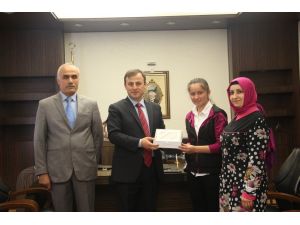 Kaymakam Perçi, başarılı öğrenciyi ödüllendirdi
