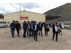 Türk heyeti, İranlıları karanfillerle karşıladı