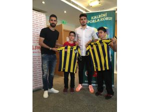 Fenerbahçeli futbolculardan anlamlı ziyaret