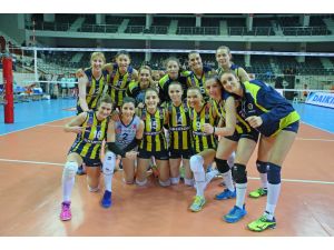 Voleybolda derbi maçta tribünler boşaltıldı