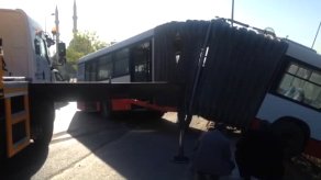 Belediye Otobüsü Korkuluklarda Asılı Kaldı