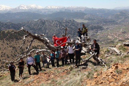 Doğaseverler farkındalık için tırmandı