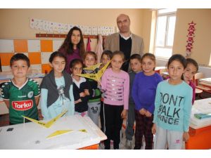 Derslerden sonra model uçak yapıyorlar