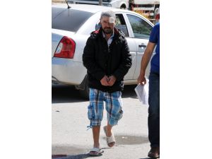 Tartıştığı eşini bıçakla yaraladı