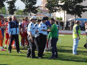 Mersin'de futbol terörü! Akşehirspor canını zor kurtardı!