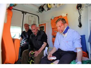 Trafiğe kapalı yola giren otomobil ile kamyonet çarpıştı: 3 yaralı