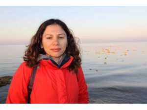 Aylan bebek ve diğerleri anısına denize kağıttan kayık