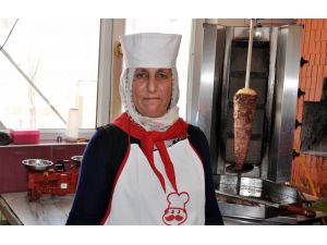"Fatma ana" çocukları için döner ustası oldu
