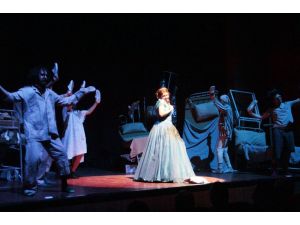 Van Devlet Tiyatroları oyuncuları, Beypazarı'nda oyun sahneledi