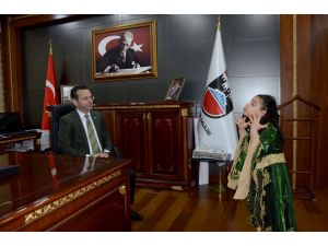 Başbakan'ın Diyarbakır ziyaretinde İstiklal Marşı'nı okuyan Kübra Hilal