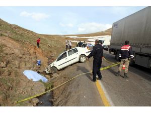 Ardahan'da otomobil şarampole devrildi: 1 ölü, 2 yaralı