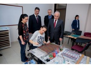 Eskişehir Valisi Tuna'dan kursiyerlere ziyaret