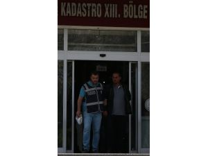 Araziyi sahte belgelerle satmaya kalktılar