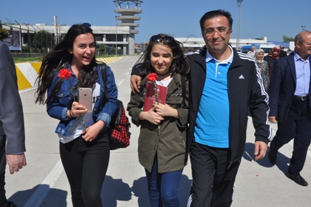 Ömer Ünal kızıyla birlikte