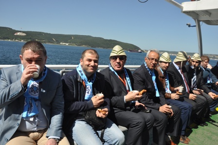 Basın mensuplarının gemide simit keyfi