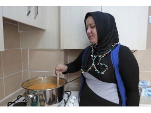 Öğrencileri hazır gıdalar yemesin diye "çorba günü" başlattı