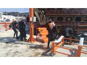 Dalgaların arasında kalan öğrencileri sahil güvenlik kurtardı