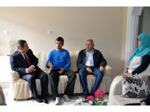 Diyarbakır'da yaralanan askere ziyaret