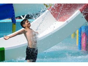 Çocuklara su parkında 23 Nisan eğlencesi