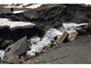 Göçük altında kalan işçiyi askerler kurtardı