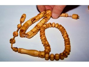 Dostları için zeytin ağacından tespih yapıyor