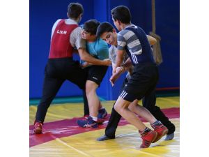 Gürcü antrenör, geleceğin şampiyon güreşçilerini yetiştiriyor