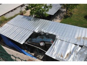 Köpek barınağının çatısına otomobil düştü: 1 yaralı