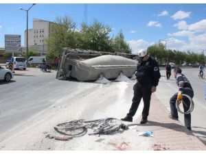 Devrilen tırın altında kalan bisikletin sürücüsü ağır yaralandı