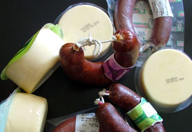 Sucuk ve salama kemik unu katıyorlar